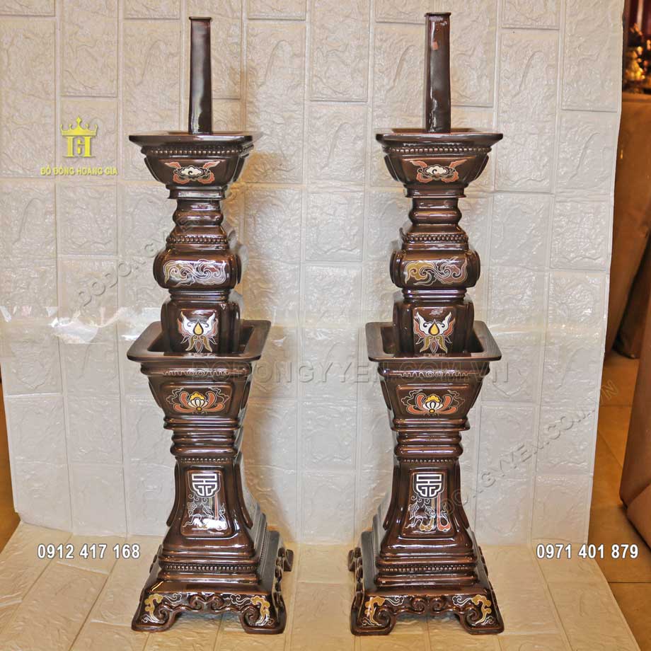 Đ&ocirc;i nến thờ được l&agrave;m với kiểu d&aacute;ng đẹp, c&acirc;n đối v&agrave; họa tiết chạm khảm đẹp